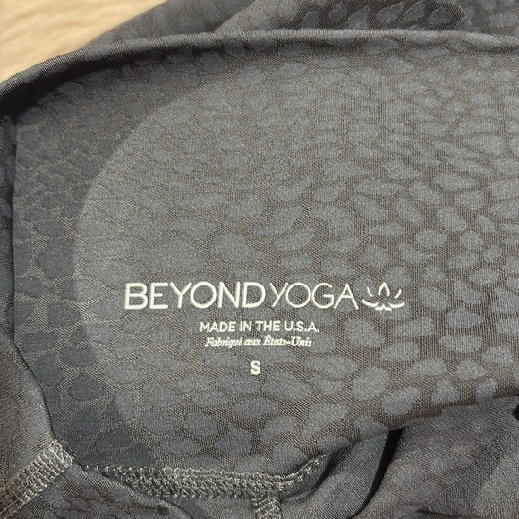 Beyond Yoga Feline Jacquard Gray High Waisted Midi Leggings - Picture 2 of 9